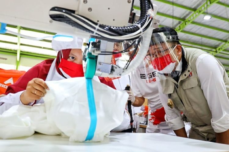 gubernur-jawa-barat-ridwan-kamil-tengah-melihat-produksi-hazmat-produksi-pt-eigerindo-mpi.jpg