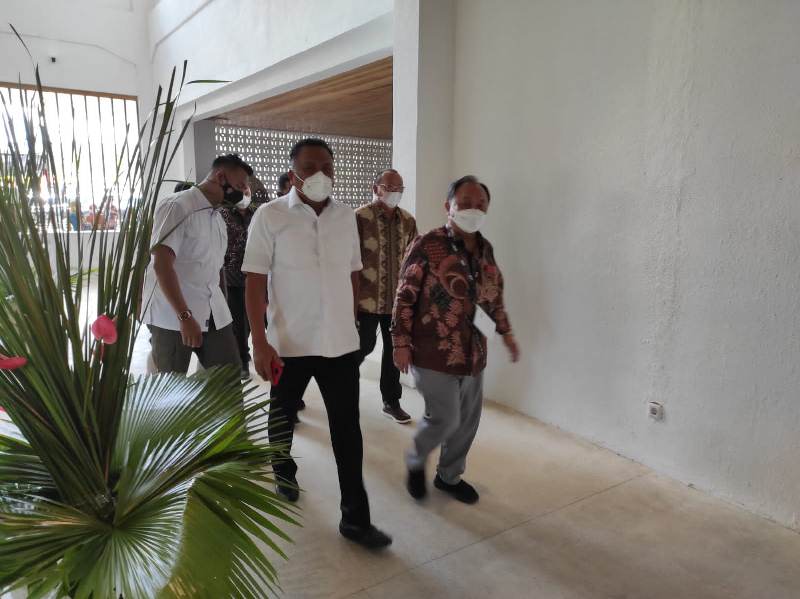gubernur-olly-dondokambey-di-lokasi-rups-bank-sulutgo.jpg