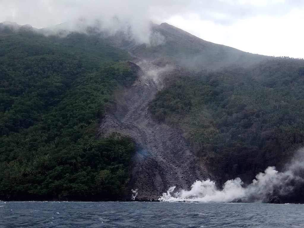 gunung-karangetang-erupsi-hingga-ke-laut1.jpg