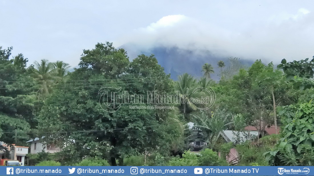 Asap Putih Terus Keluar dari 2 Puncak Karangetang