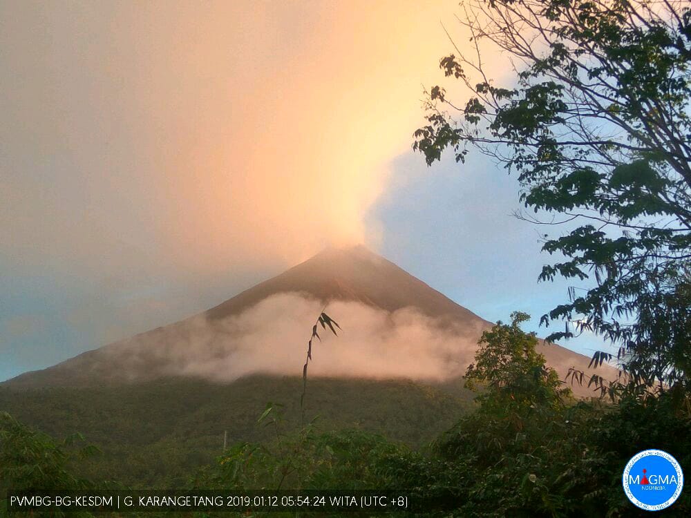 Asap Kawah Putih Setinggi 600 Meter Terlihat di Gunung Karangetang