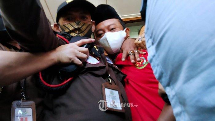 guru-pesantren-herry-wirawan-masih-bisa-tertawa-meski-dibayangi-hukuman-mati1.jpg