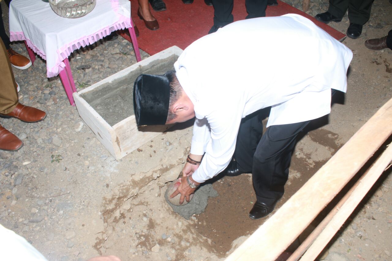 h2m-saat-meletakan-batu-pertama-peresmian-berbagai-program-di-desa-dumagin-b_20180314_110556.jpg