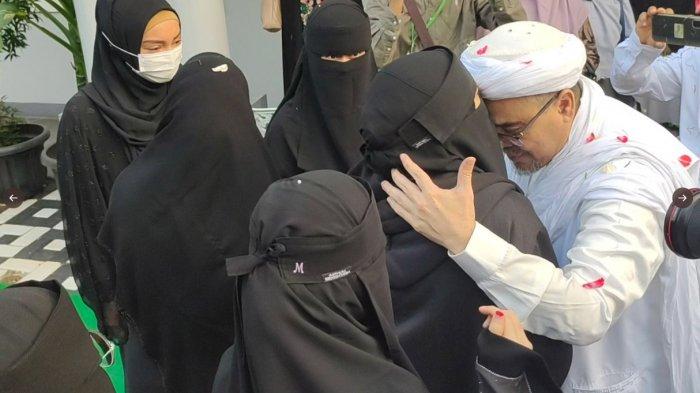 Akhirnya Habib Rizieq Shihab Bebas dari Penjara, Langsung Lakukan Hal Ini Setiba di Rumah