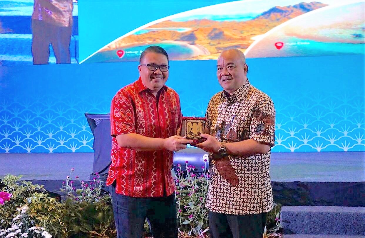 hadiri-rakortek-pariwisata-kadis-budpar-minahasa-serahkan-cendera-mata-manguni-pada-wagub-jogja.jpg
