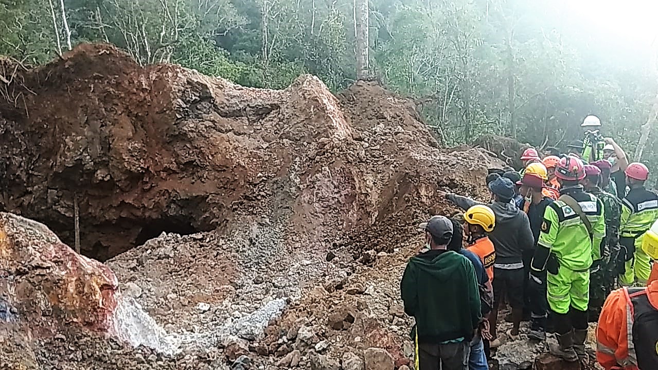 hari-ini-belum-ada-evakuasi-korban-longsor-tambang-bakan.jpg