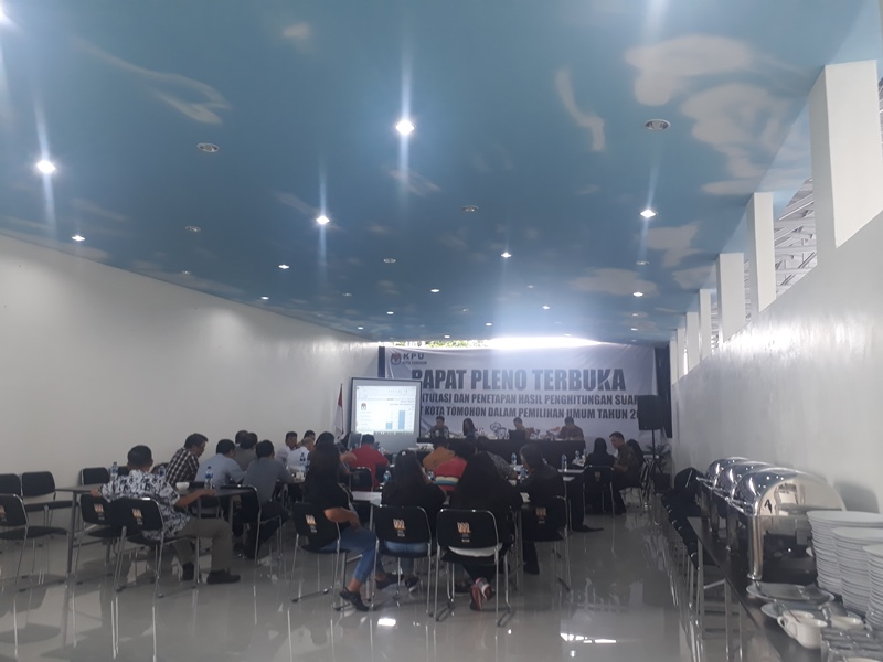 hari-kedua-pleno-rekapitulasi-kpu-tomohon-576.jpg