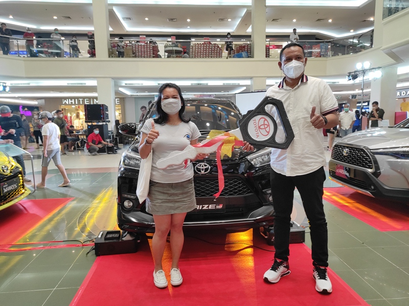 harold-kansil-menyerahkan-unit-all-new-toyota-raize.jpg