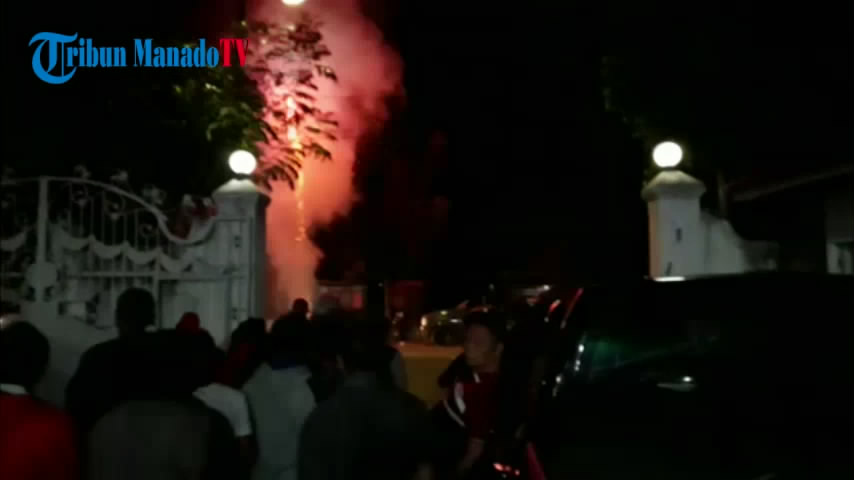 heboh-ada-pesta-kembang-api-di-rumah-yasti_20170215_214447.jpg