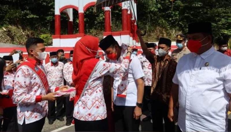 Usai Dilantik, Empat Adat Sambut Iskandar-Deddy di Pintu Masuk Bolsel