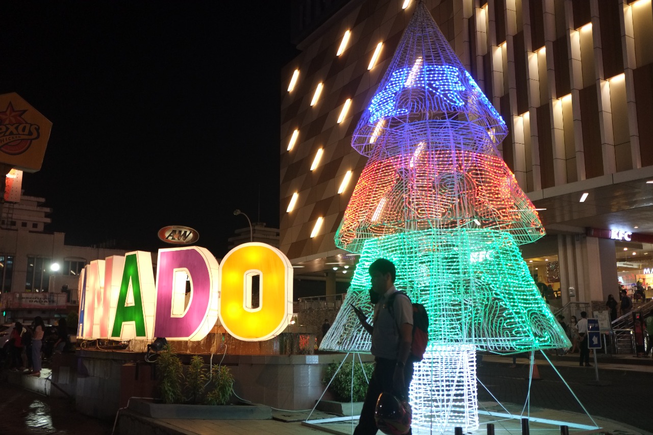 hiasan-pohon-natal-yang-terletak-di-depan-gedung-megamall-manado-rabu-31120214.jpg