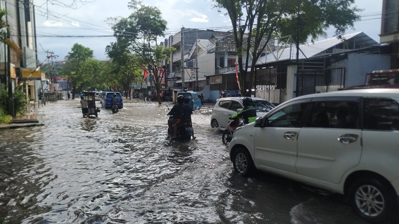 hujan-deras-mengguyur-kota-manado-selasa-1372021-siang.jpg