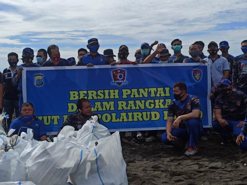 hut-ke-70-polairud-bersih-pantai.jpg