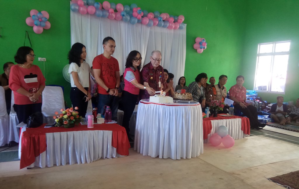 Wakil Bupati Sitaro Rayakan Hari Ulang Tahun Bersama Pengungsi Karangetang