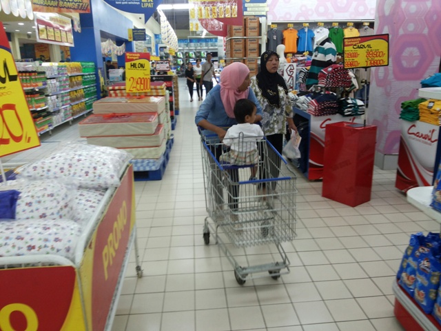 hypermart-manado-wisata-belanja-01_20150430_223933.jpg