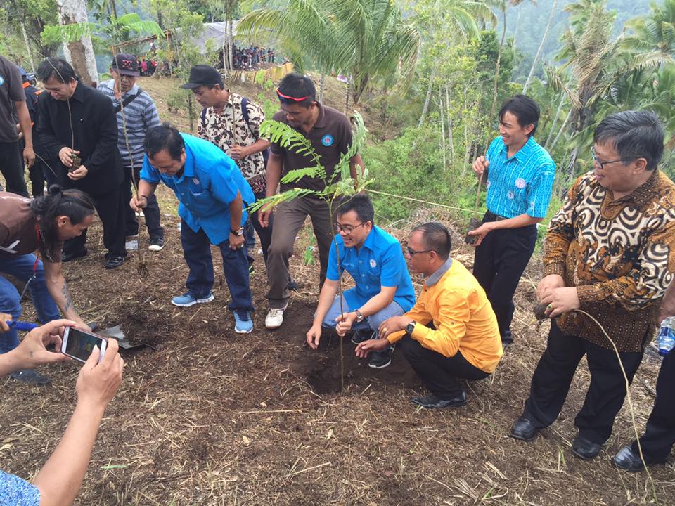 ibadah-awal-tahun-pkb-gmim-di-gunung-manembo-motoling_20170122_215237.jpg