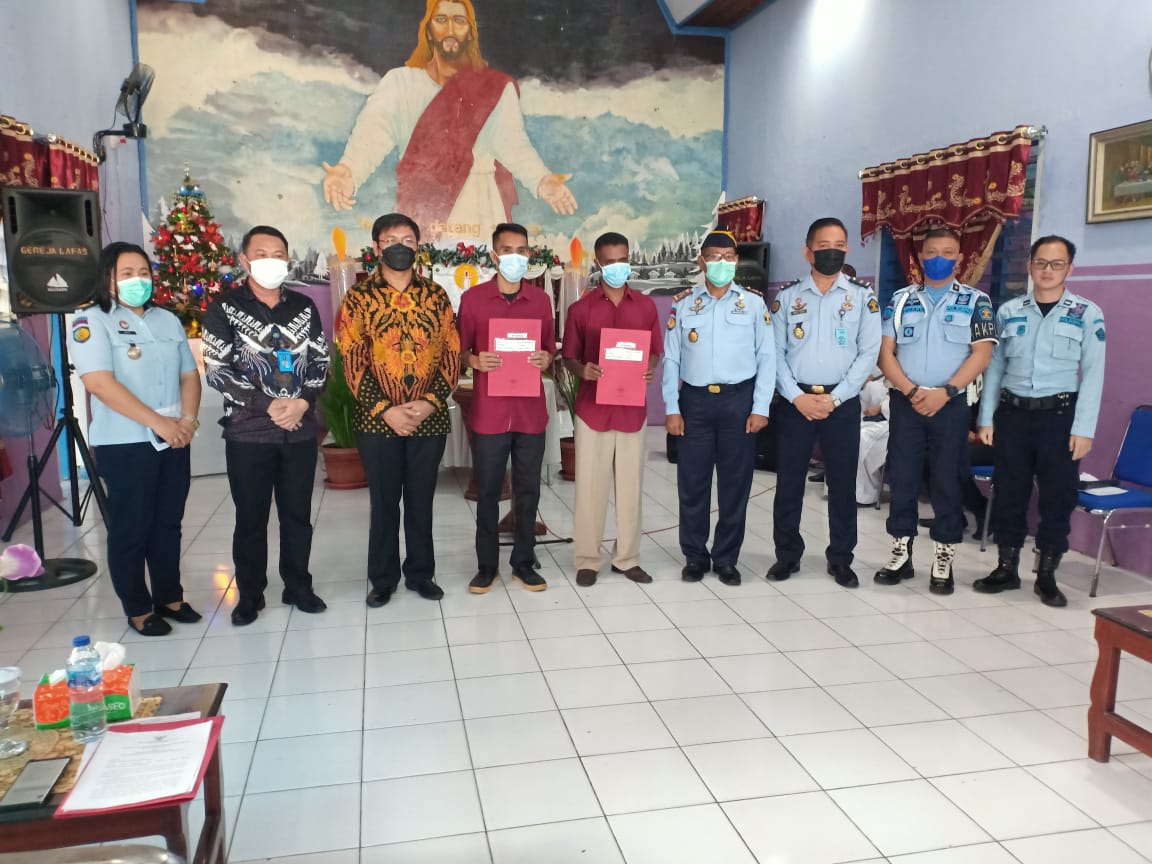 ibadah-perayaan-dan-pemberian-remisi-khusus-natal-2021-di-lapas-kelas-iia-manado.jpg