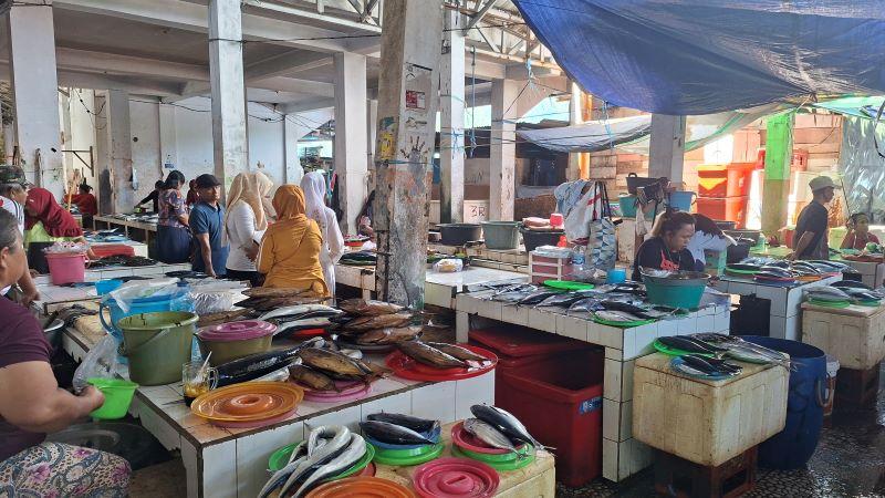 ikan-di-Pasar-Towoe-Kepulauan-Sangihe-Sulawesi-Utara-kembali-n.jpg