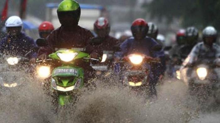 SIMAK Tips Aman Cara Berkendara Sepeda Motor Saat Hujan, Banyak yang Harus Diperhatikan