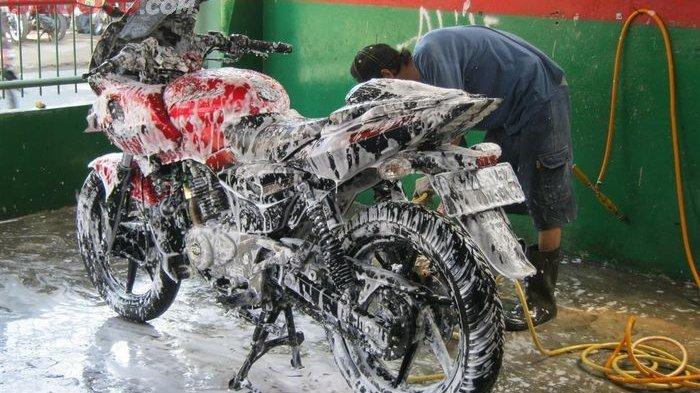 Mencuci Motor Saat Suhu Mesin Masih Panas, Ini yang Akan Terjadi