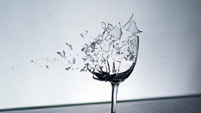 ilustrasi-gelas-gaca-pecah.jpg