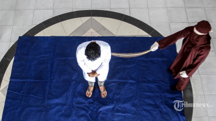 Kepergok Selingkuh dalam Mobil, Oknum PNS dan Wanita Bersuami Dihukum Cambuk 18 Kali Dimuka Umum