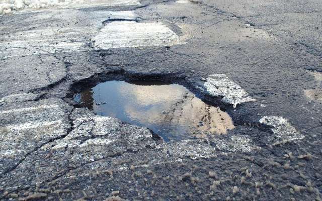 Manado Koleksi Banyak Jalan Berlubang, Berbahaya, Jadi Pemicu Kecelakaan