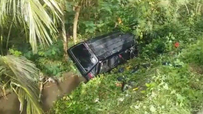 ilustrasi-kecelakaan-mobil-minibus-carry-terjatuh-ke-jurang-sedalam-10-meter.jpg