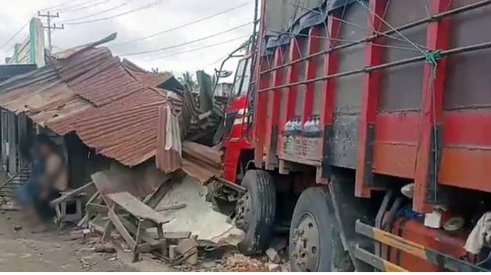 Kecelakaan Maut Tadi Pagi, 1 Orang Tewas, Truk Kontainter Tabrak 2 Mobil Angkot dan Warung
