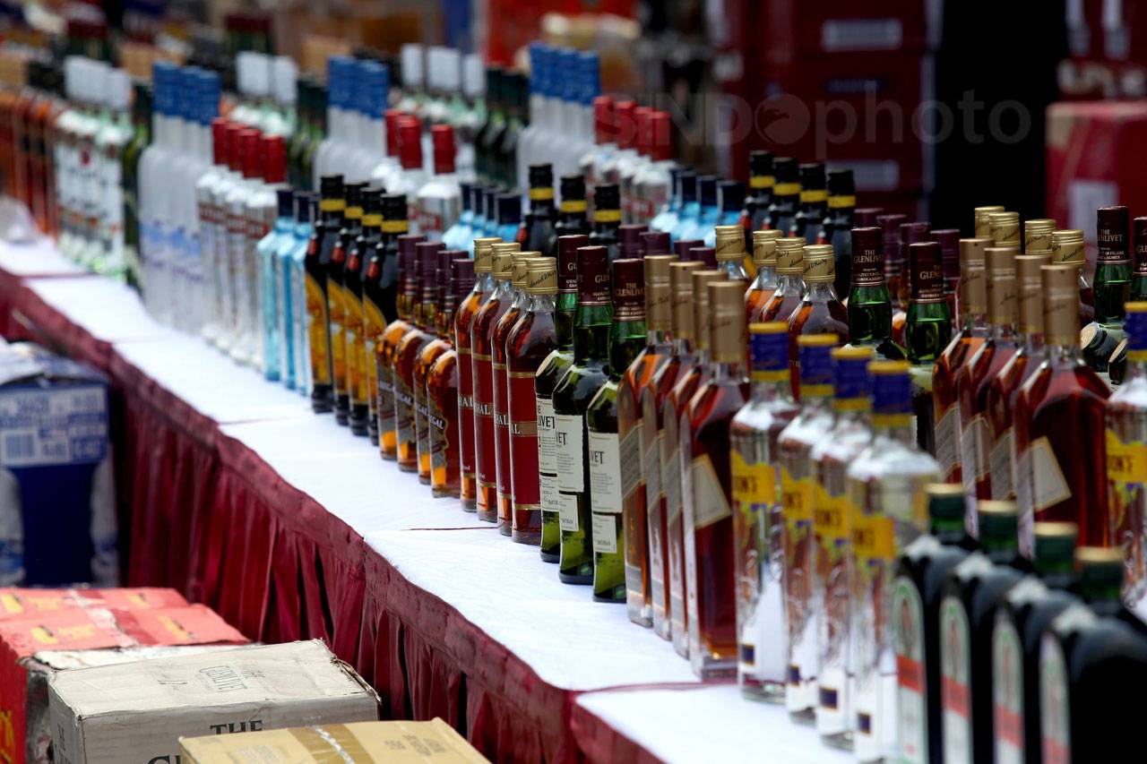 Bae Cukai Bitung Sita Puluhan Botol Miras dari Beer House