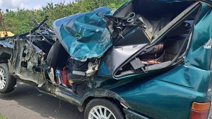 Kecelakaan Maut, Seorang Penumpang Tewas, Panther Kecepatan Tinggi Oleng Menabrak Bok di Tepi Jalan