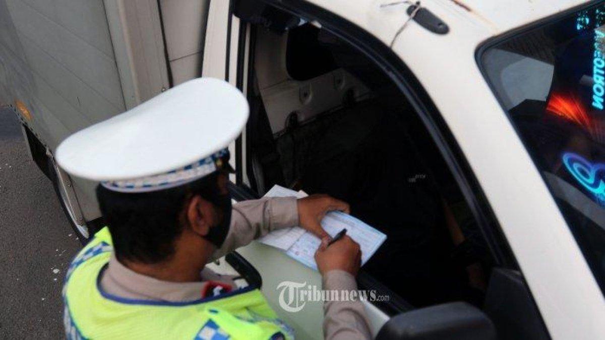 ilustrasi-pengendara-mobil-diminta-bayar-tilang-ke-rekening-pribadi-polisi-youtube.jpg