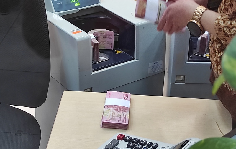 ilustrasi-penukaran-uang-rupiah-tribun-manado.jpg