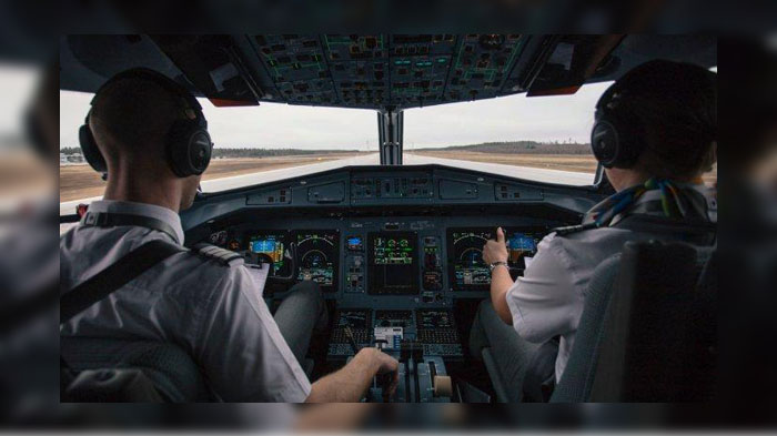 ilustrasi-pilot-mengemudikan-pesawat-3473487.jpg