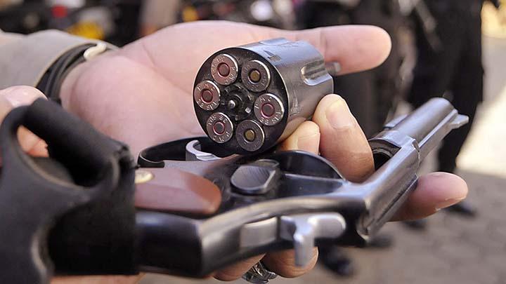 ilustrasi-pistol-polisi-penembakan-diduga-pengikut-mrs-ditembak-aparat-kepolisian.jpg
