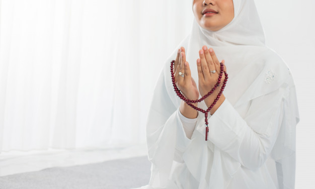 ilustrasi-seorang-muslimah-tengah-berdoa.jpg