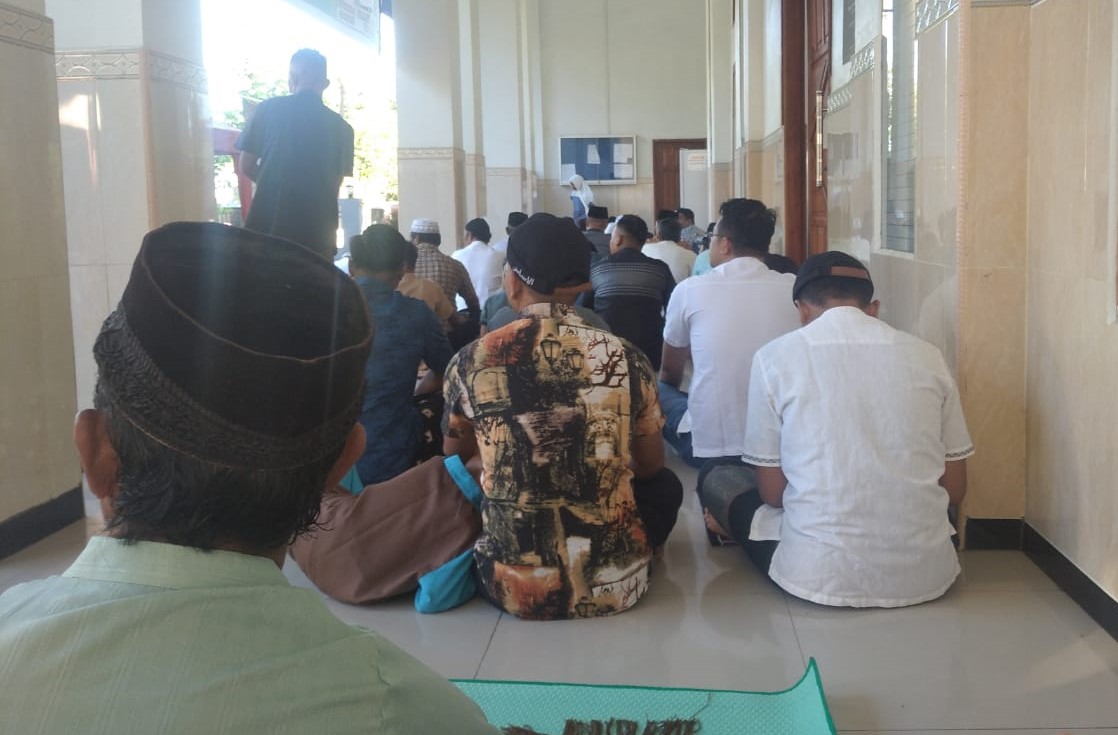 ilustrasi-umat-islam-melaksanakan-sholat-jumat-455.jpg