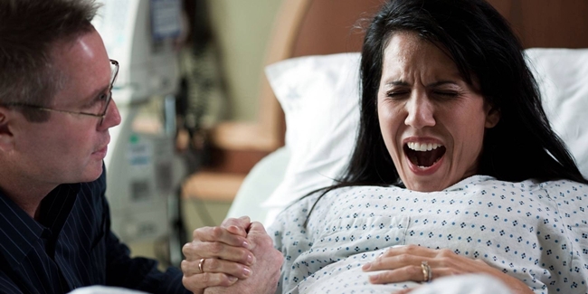 VIRAL Seorang Wanita yang Melahirkan Anaknya di Atas Langit diPapua