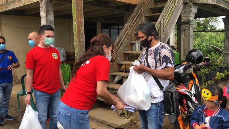 Maknai Hari AIDS Sedunia, INNS Sulut Berbagi Paket Pangan, Masker-Sanitizer ke ODHA di Tomohon
