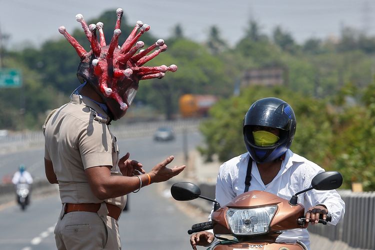 VIRAL Polisi di India Pakai Helm Virus Corona, Peringatkan Warga Agar Tak 'Keluyuran' Saat Lockdown