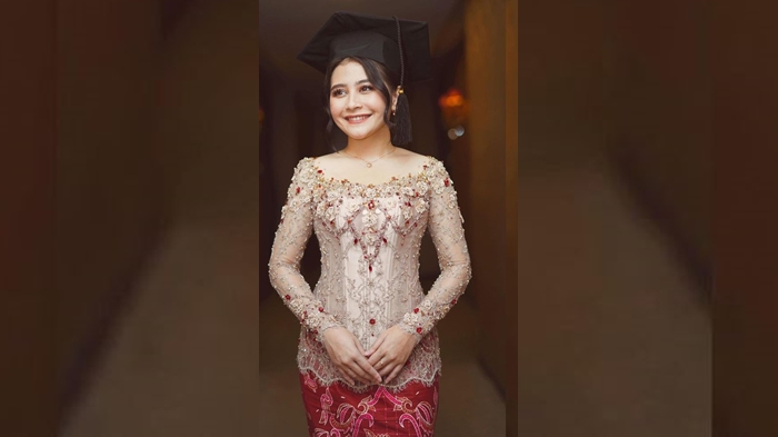 instagram-prillylatuconsina96-tampilan-kebaya-wisuda-prilly-latuconsina.jpg