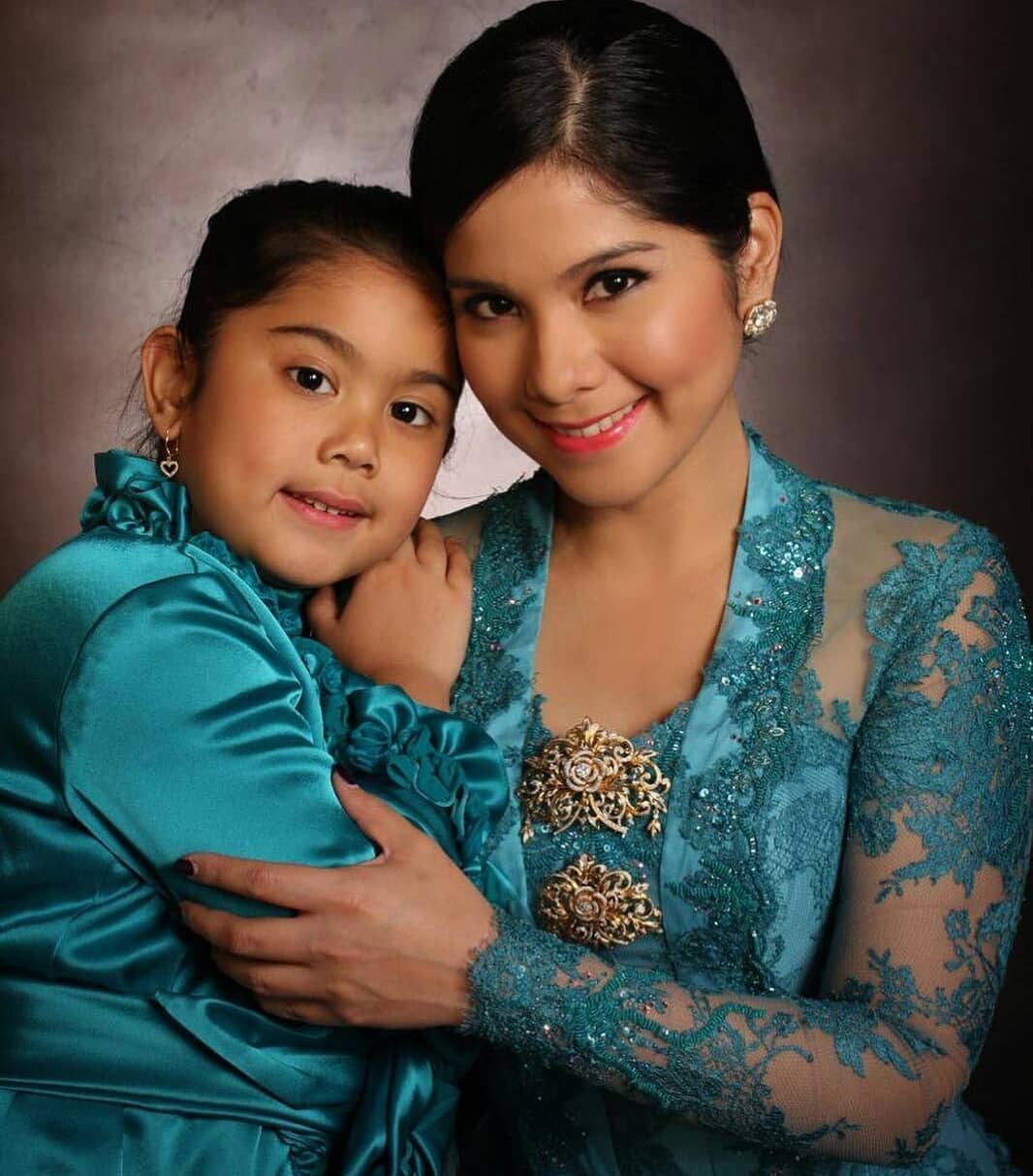 Sama-sama Cantik Bak Kakak Adik, Lihat Tampilan Annisa Pohan dan Almira Yudhoyono saat Liburan!