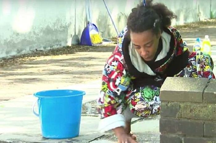 MENGHARUKAN! Sambil Menangis, Ibu ini Bersihkan Darah Anaknya yang Tewas Ditembak di Jalanan