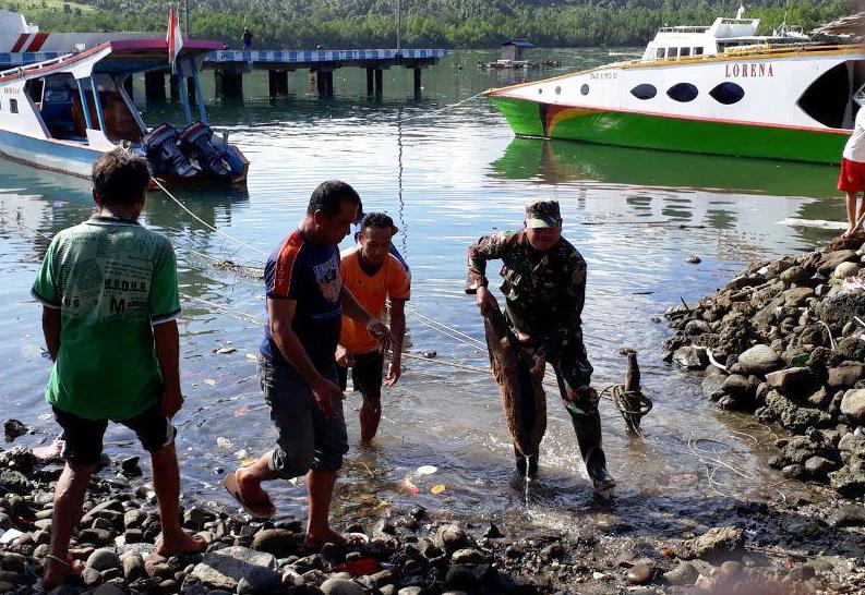 jaga-kelestarian-pantai-desa-serei-masyarakat-dan-babinsa-bersihkan-pantai.jpg