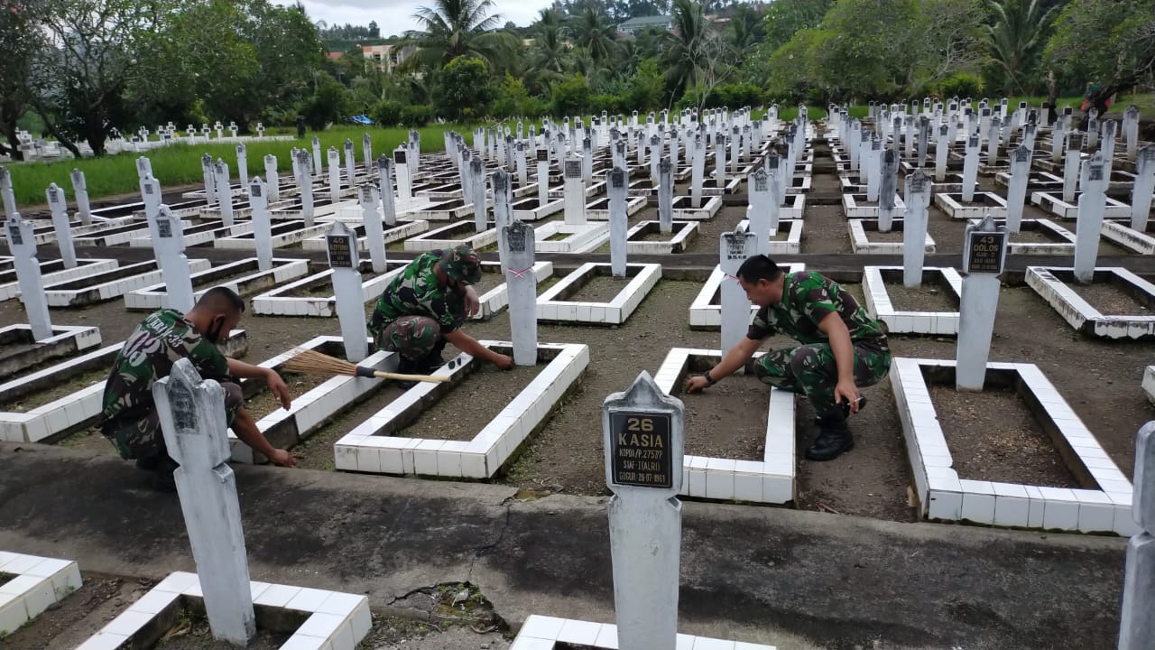 Sambut Hari Bhakti TNI AU ke-73, Lanudsri Manado Bersihkan TMP Kairagi