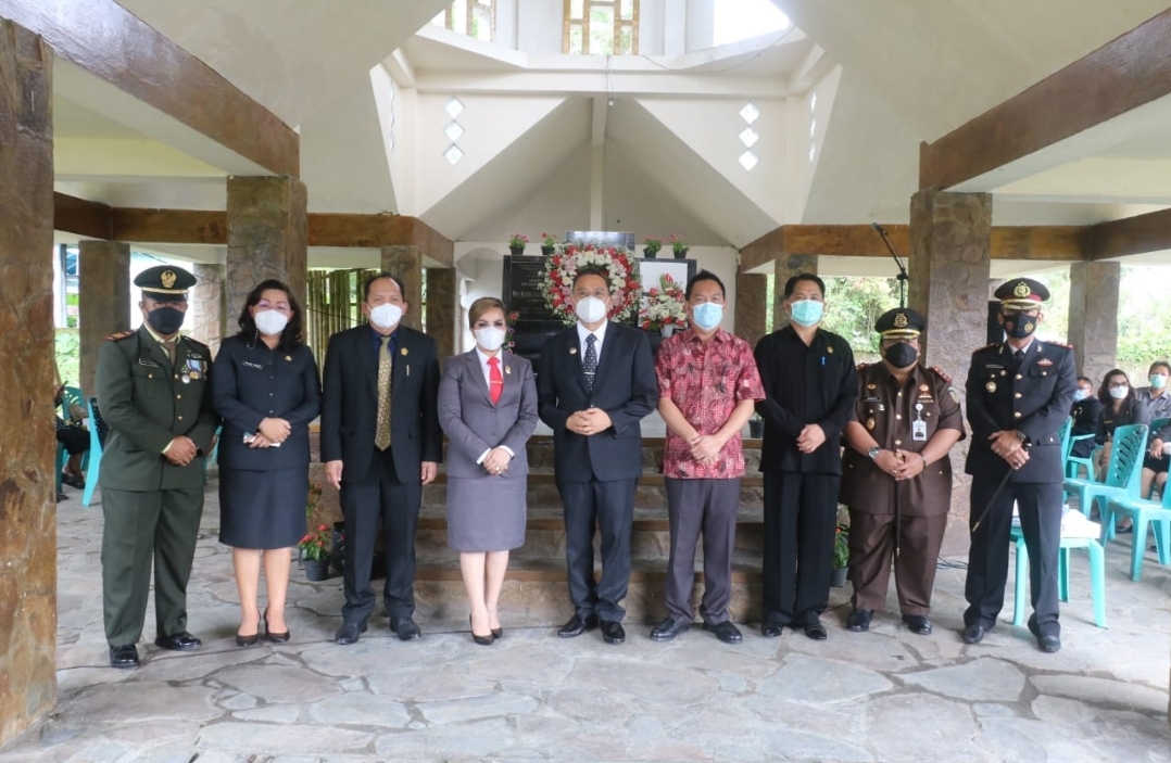 jajaran-pemkot-tomohon-ziarah-ke-makam-para-pendahulu.jpg
