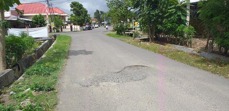 Warga Keluhkan Jalan Berlubang di Mongondow Kotamobagu Sulawesi Utara