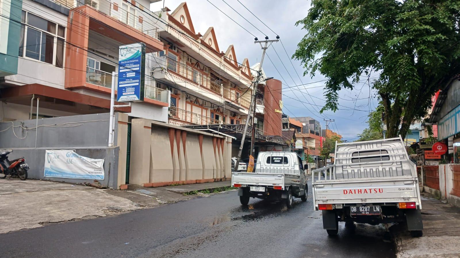 Damkar Manado Antar Korban Kecelakaan Lalu Lintas ke Rumah Sakit