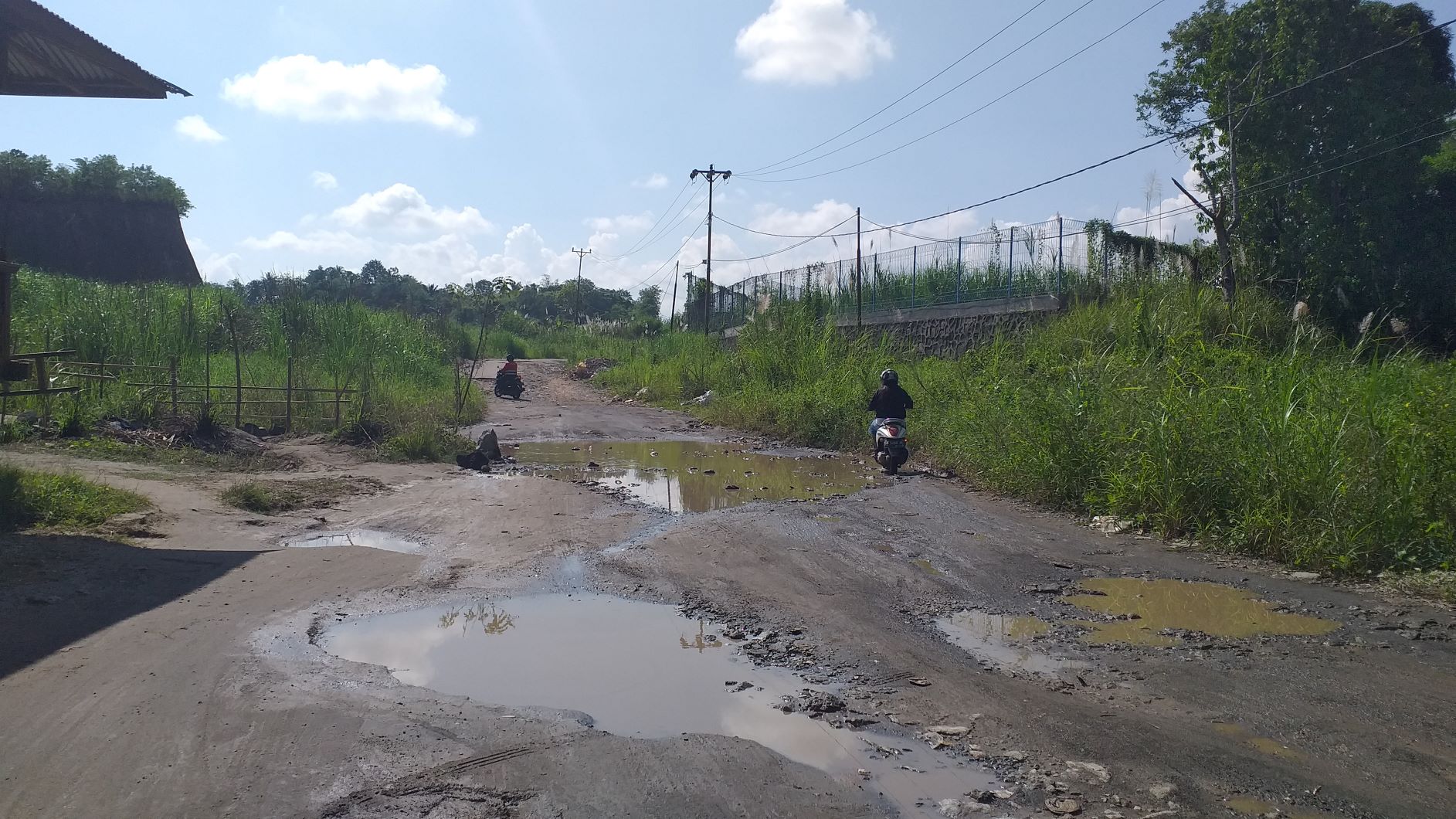 Tolong Perbaiki Jalan Liwas