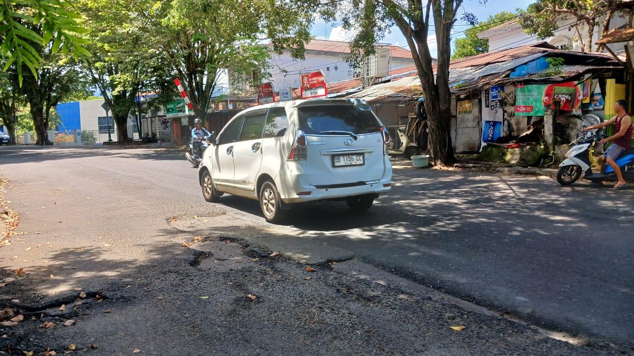 jalan-lubang-jalan-147-agustus-manado.jpg